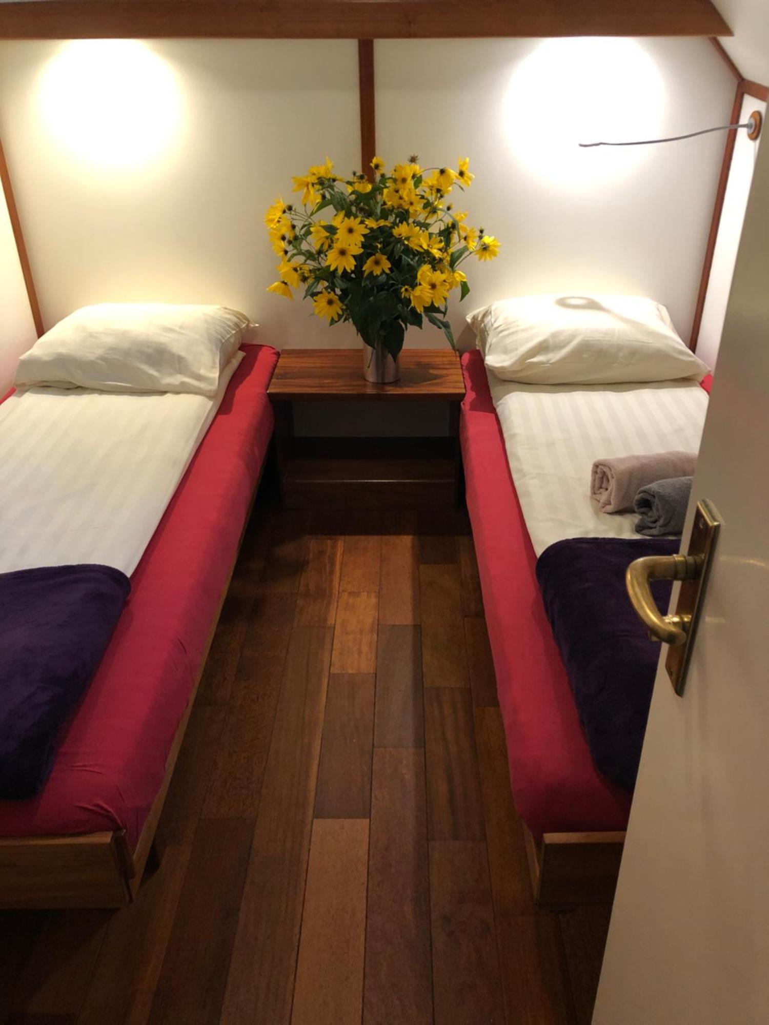 Hotelboot Zwaan Амстердам Экстерьер фото