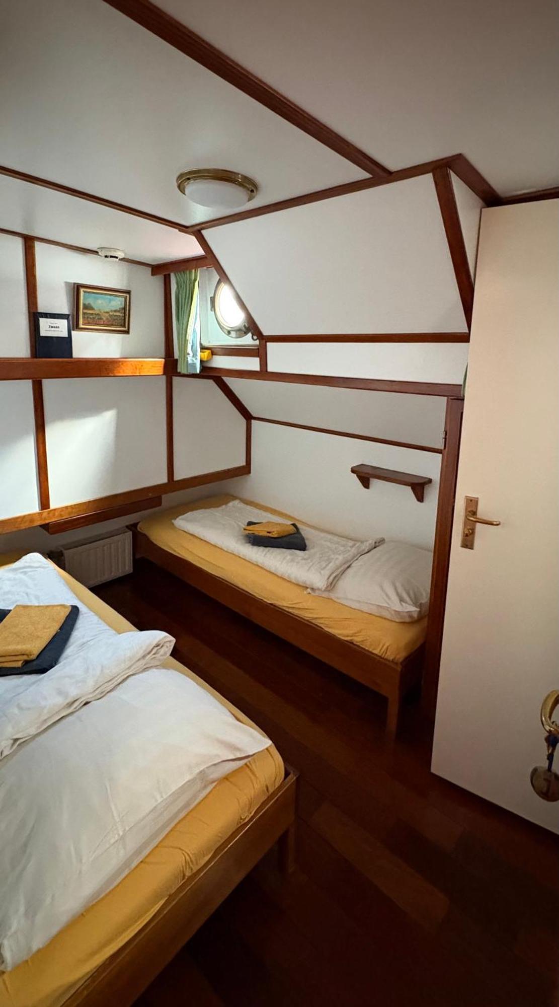 Hotelboot Zwaan Амстердам Экстерьер фото